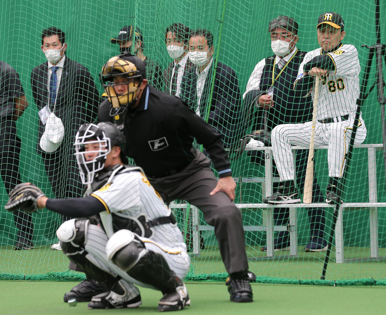 ブルペンでと投球練習を見る阪神岡田監督（右）（撮影・上山淳一）