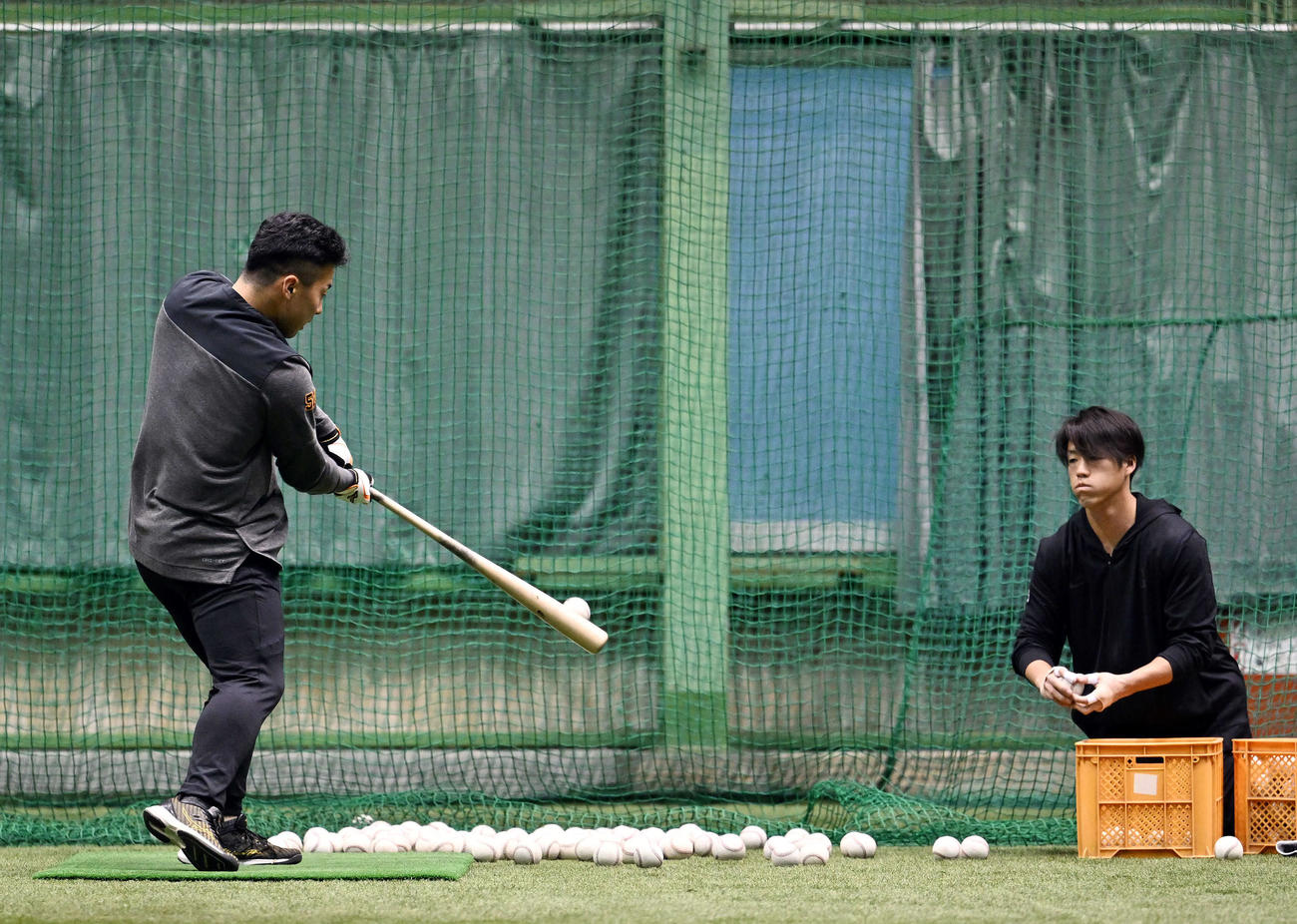 アーリーワークの打撃練習をする巨人ドラフト1位浅野（左）と重信（撮影・滝沢徹郎）
