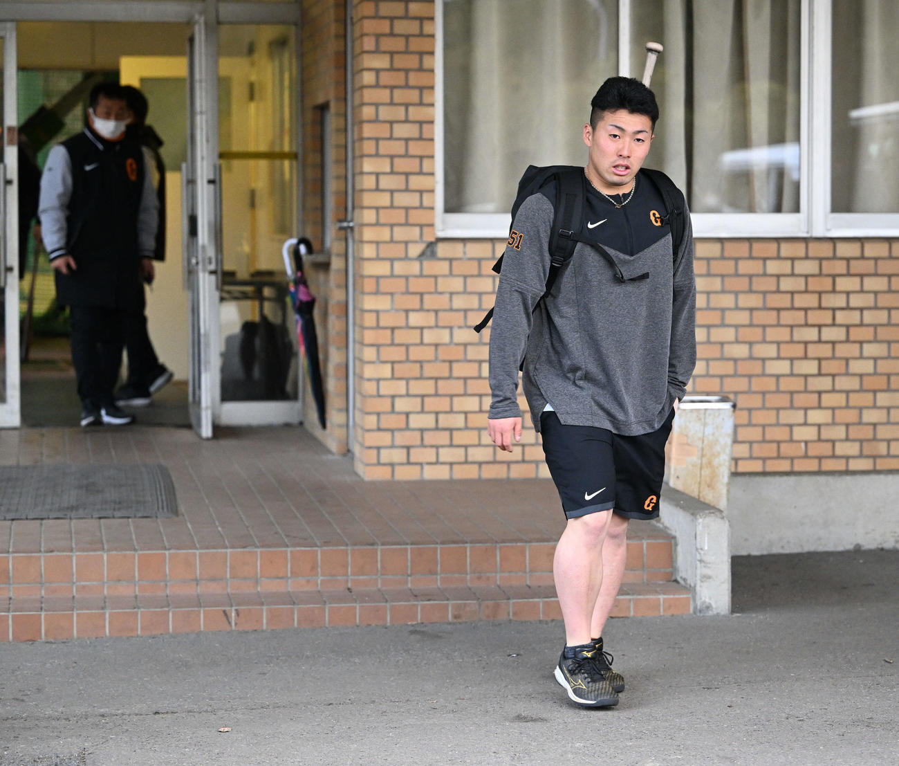 アーリーワークを終え室内練習場を後にする巨人ドラフト1位浅野（撮影・滝沢徹郎）