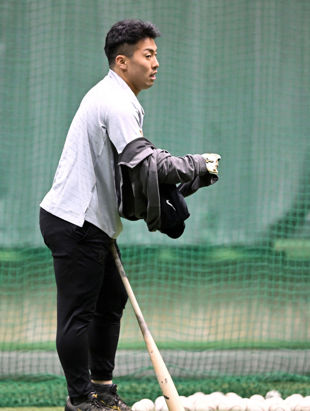 アーリーワークの打撃練習中に上着を脱ぎTシャツ姿になる巨人ドラフト1位浅野（撮影・滝沢徹郎）