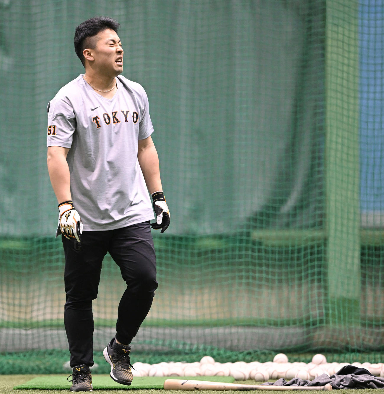 アーリーワークでつらそうな表情の巨人ドラフト1位浅野（撮影・滝沢徹郎）