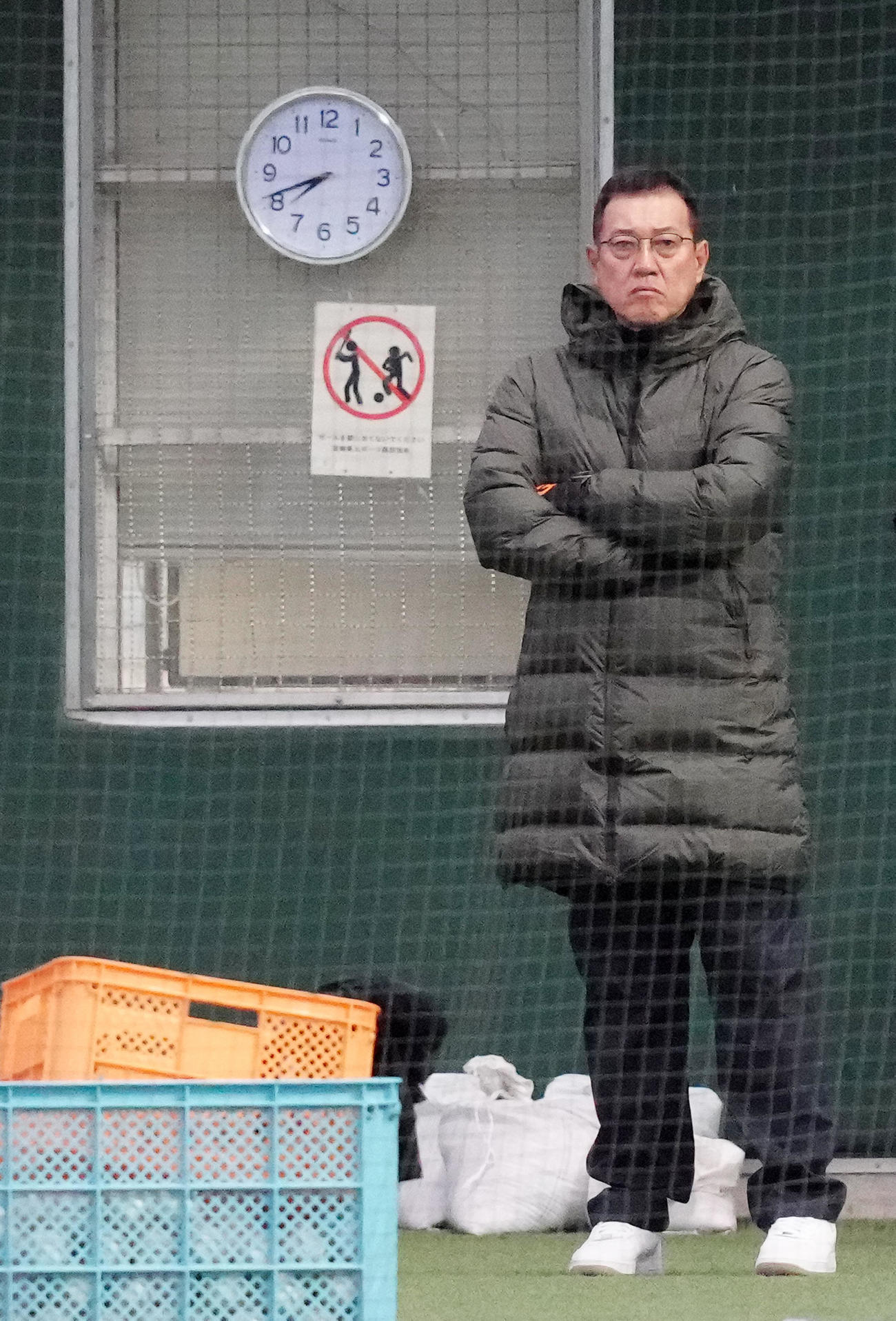 巨人1軍野手陣の早朝練習を見つめる原監督（撮影・江口和貴）