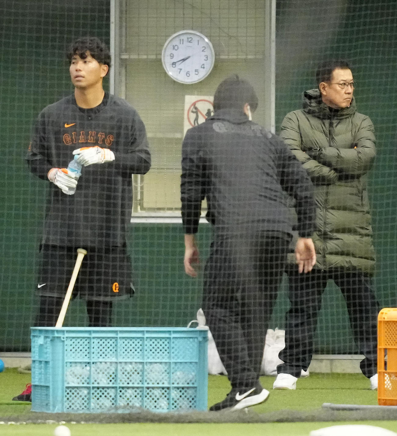 巨人1軍野手陣の早朝練習を見つめる原監督（右）。左は大城卓（撮影・江口和貴）