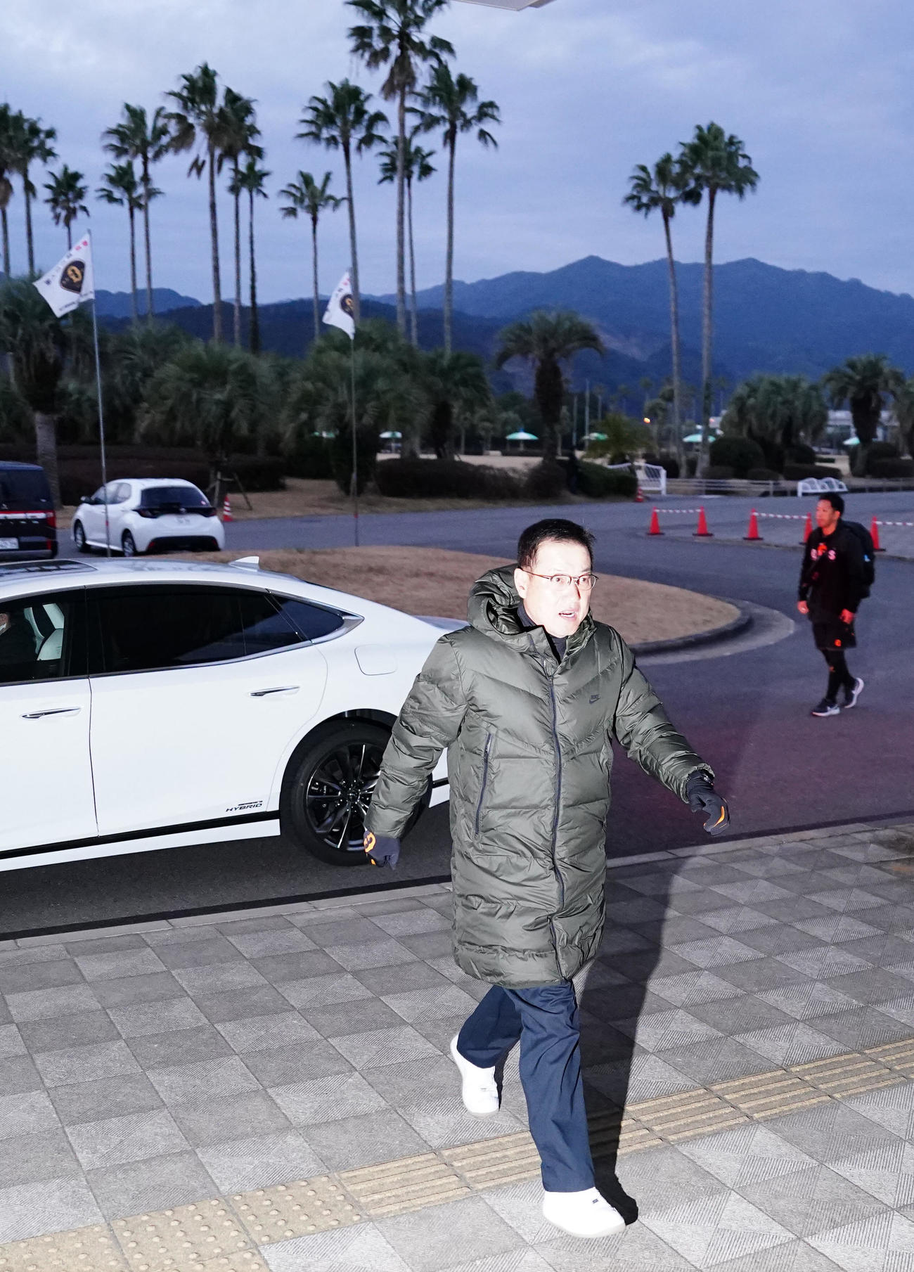 巨人1軍野手陣の早朝練習で、午前6時53分、室内練習場に到着した原監督（撮影・江口和貴）