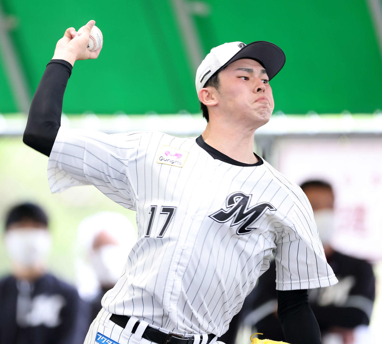 ブルペン投球するロッテ佐々木朗（撮影・河田真司）
