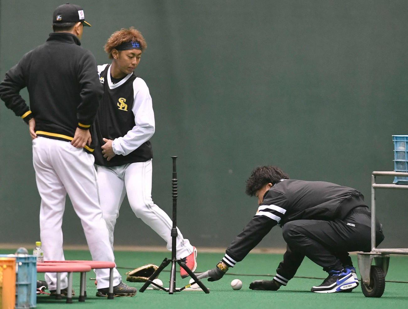 早出練習で今宮（左から2人目）に指導する城島アドバイザー（撮影・岩下翔太）