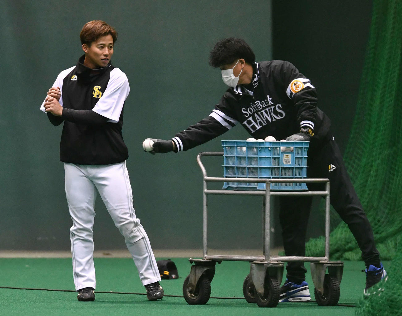 早出練習で野村勇（左）に指導する城島アドバイザー（撮影・岩下翔太）