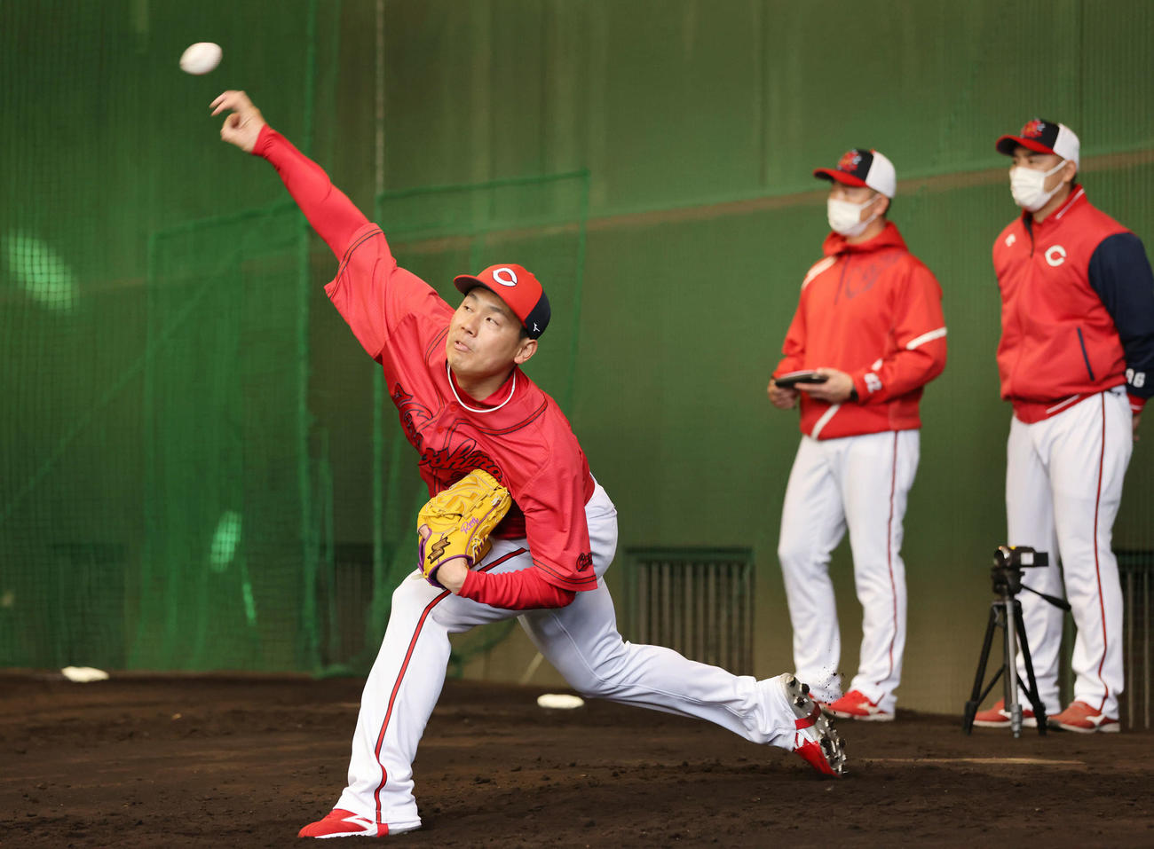 広島日南キャンプ　ブルペンで投げる栗林（撮影・加藤孝規）