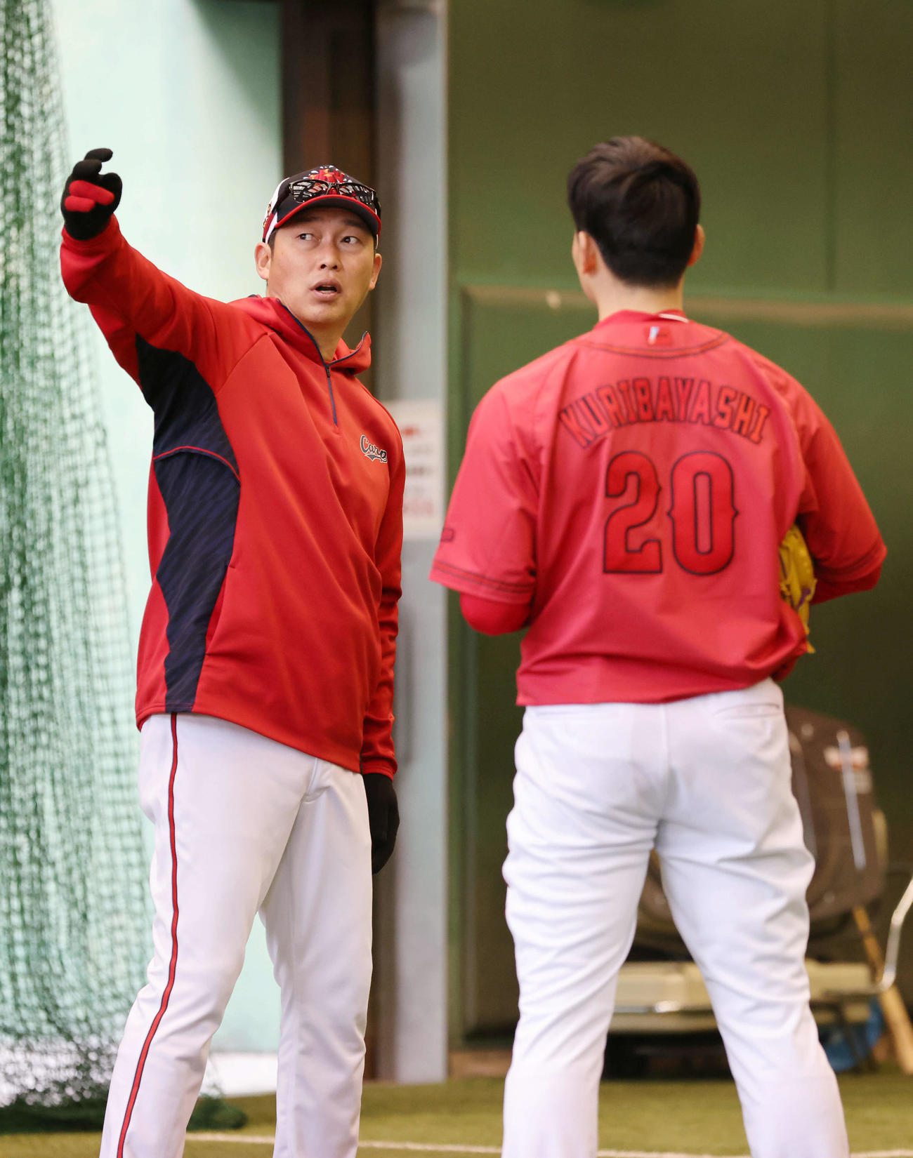 広島日南キャンプ　ブルペンで栗林（右）を指導する新井監督（撮影・加藤孝規）