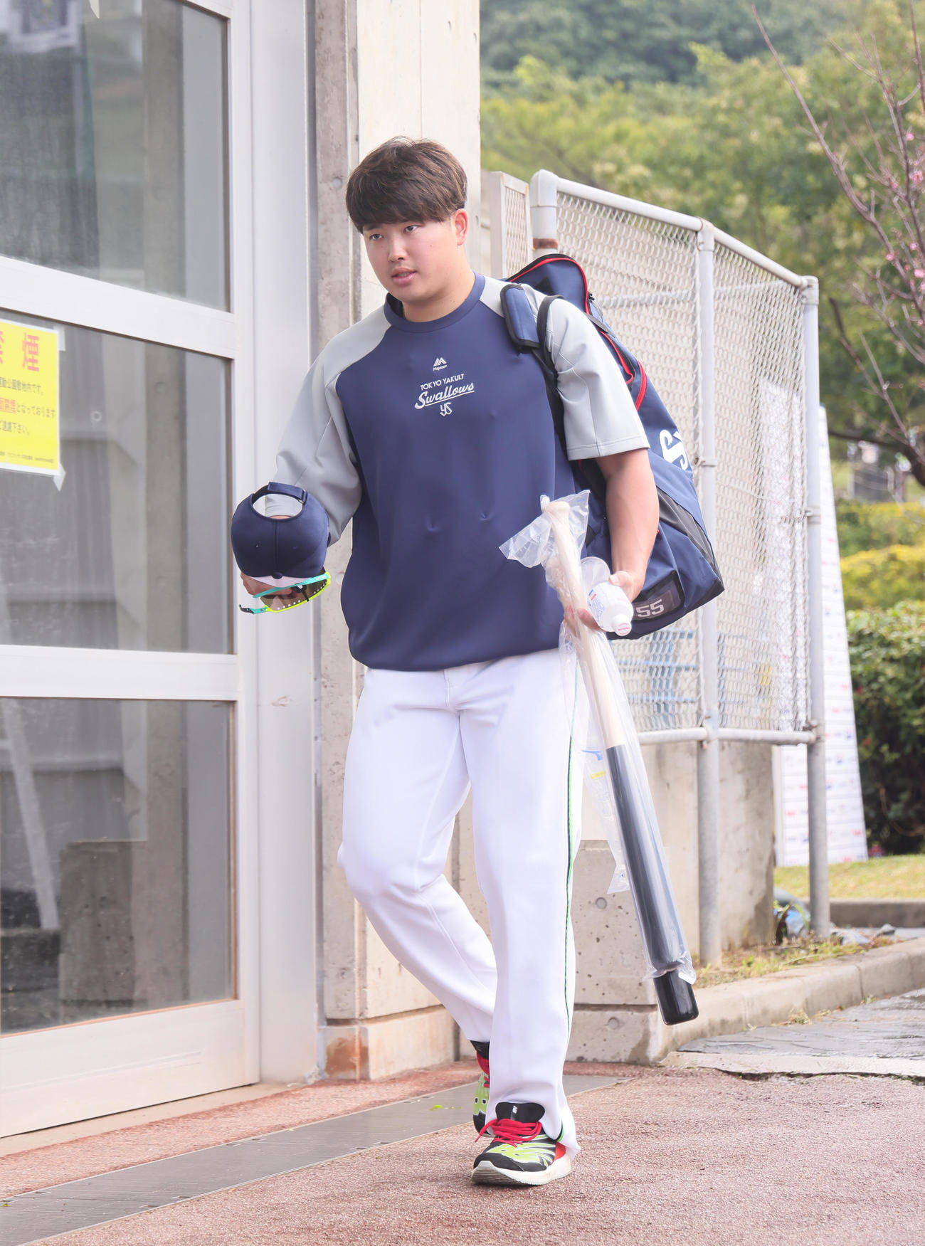 練習場入りするヤクルト村上（撮影・足立雅史）