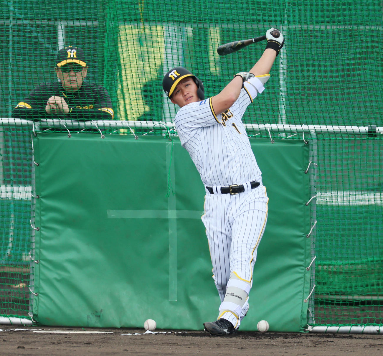 ドラフト1位の森下は初めて屋外で打撃練習を行った。左は和田2軍監督（撮影・加藤哉）