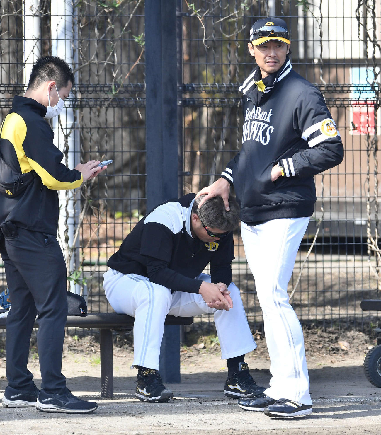 違和感でキャッチボールを中止し、落ち込む森（中央）をなだめる斉藤和巳投手コーチ（撮影・岩下翔太）