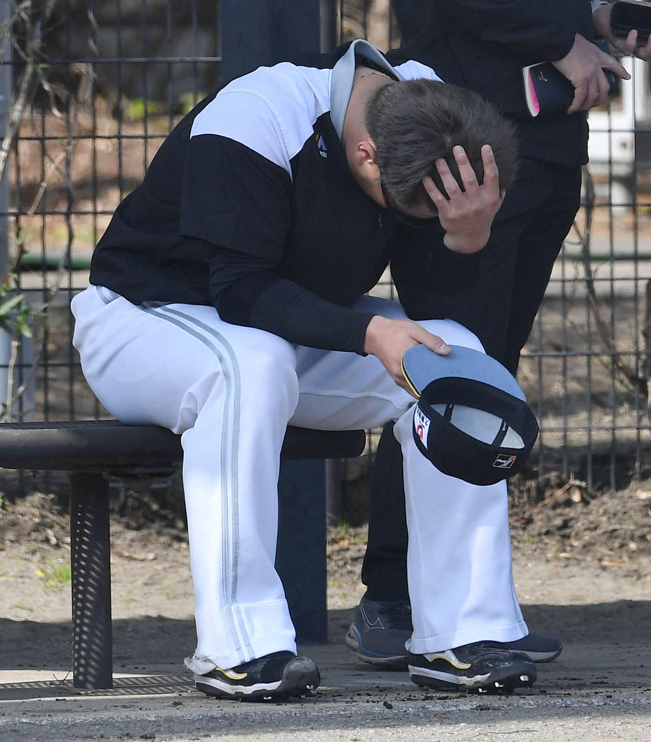 違和感でキャッチボールを中止し、ベンチで頭を抱える森（撮影・岩下翔太）