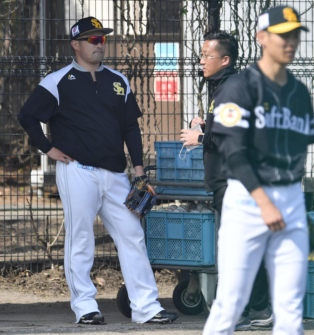 違和感でキャッチボールを中止し、厳しい表情で話し合う森（左）（撮影・岩下翔太）