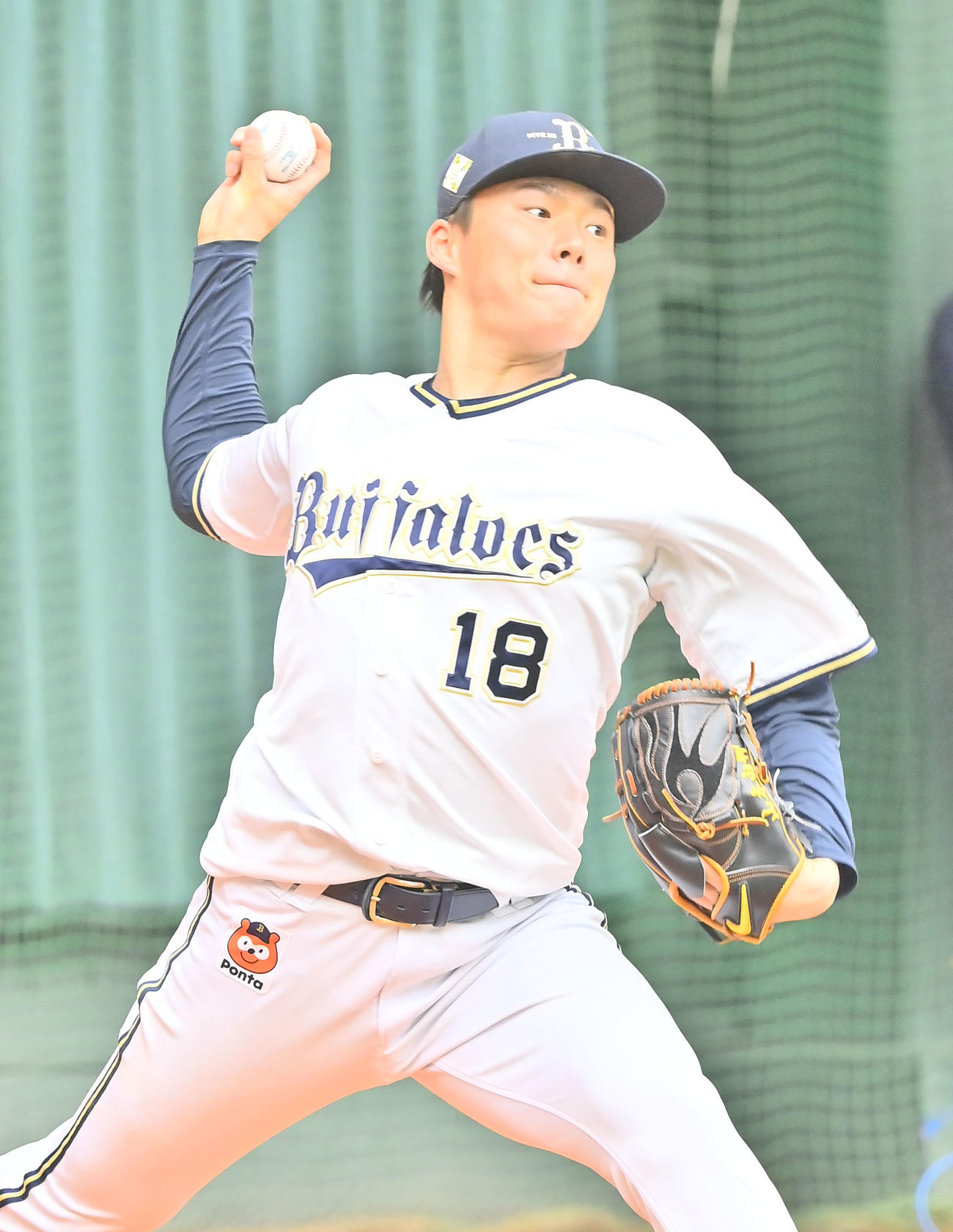 笑顔で投内連携を行うオリックス山本（撮影・和賀正仁）