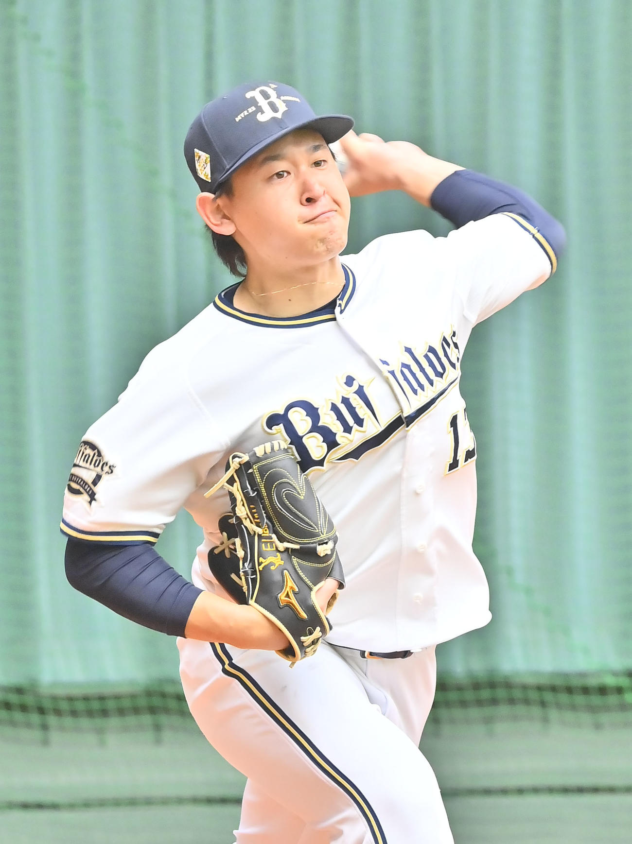 ブルペンで投げ込むオリックス宮城（撮影・和賀正仁）