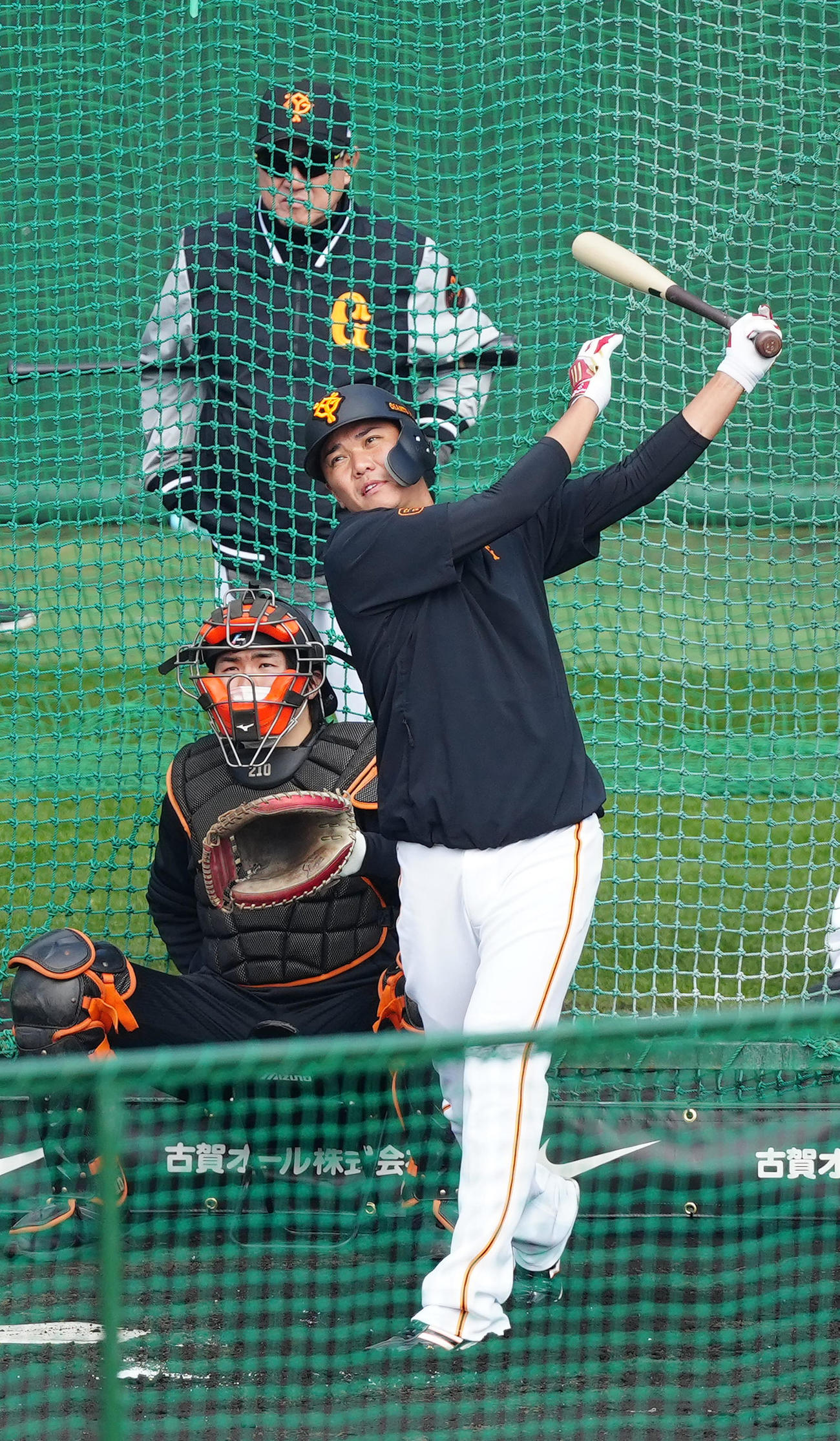 打撃練習を行う巨人坂本。後方は原監督（撮影・江口和貴）
