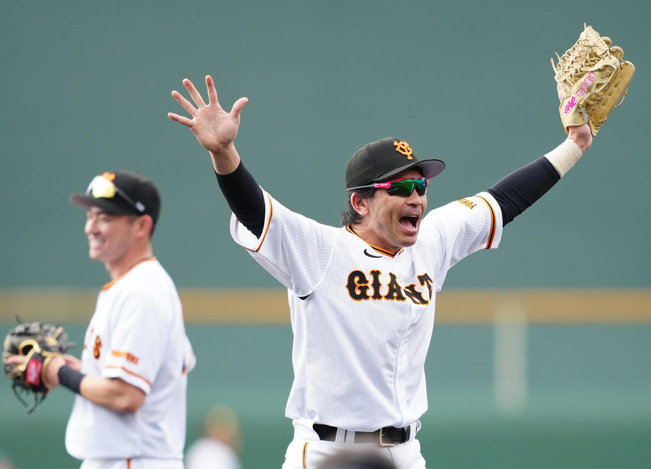 内野ノックで声を出す巨人松田。後方は萩尾（撮影・江口和貴）