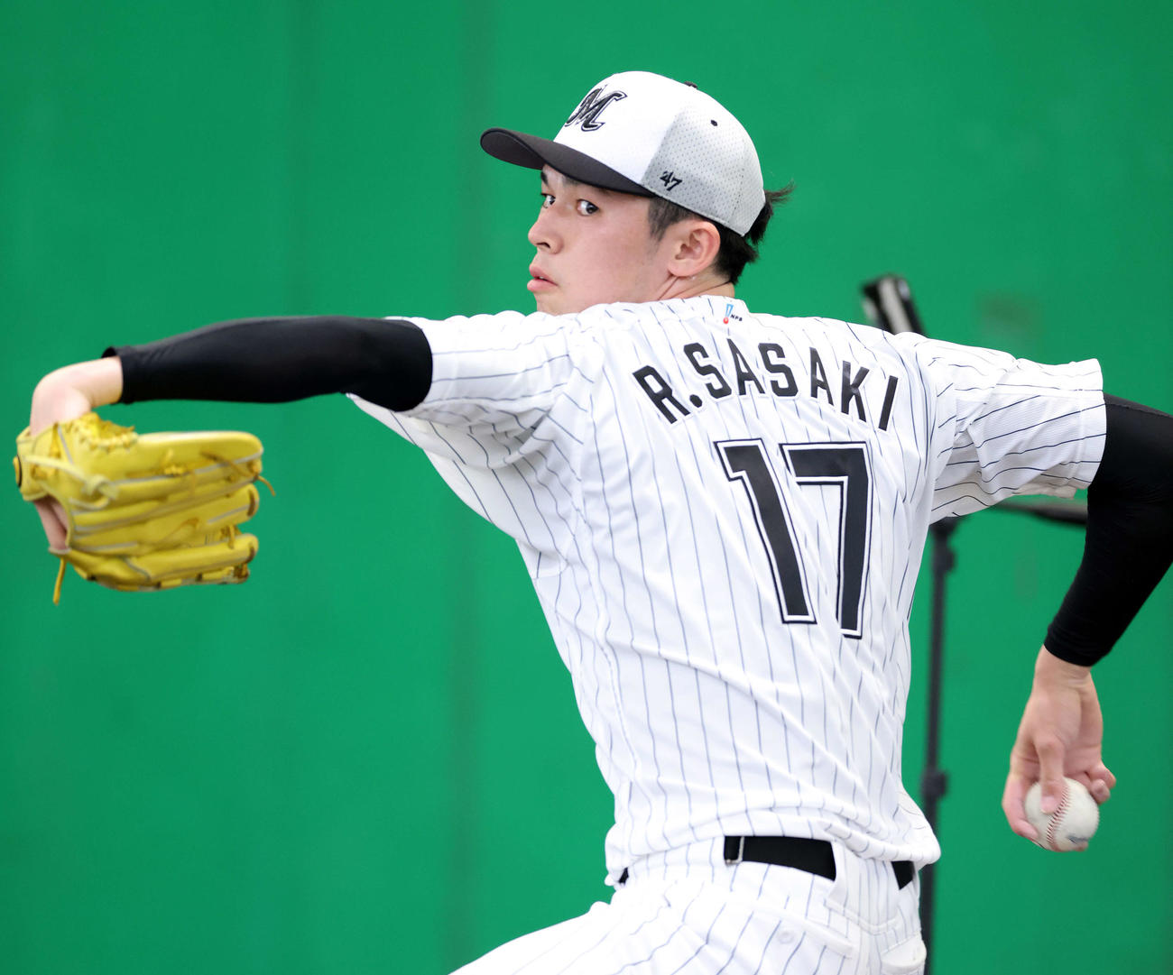 ブルペン投球するロッテ佐々木朗（撮影・河田真司）