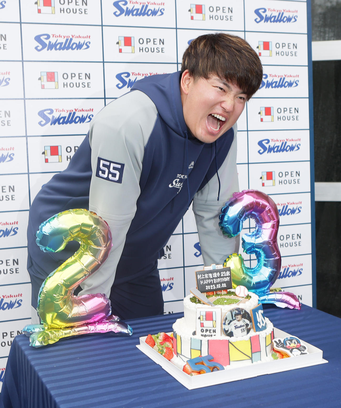23歳の誕生日を迎えケーキを前に笑顔を見せるヤクルト村上（撮影・足立雅史）