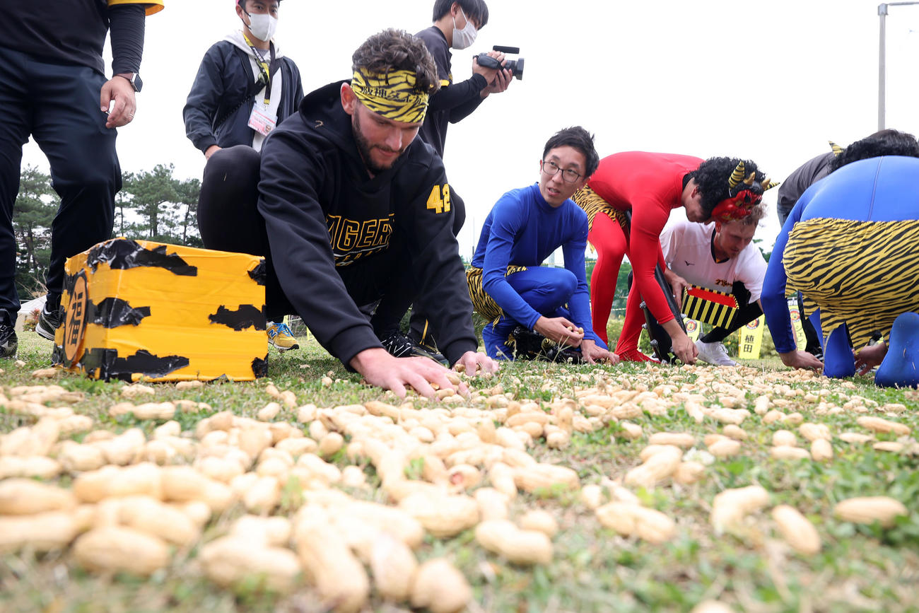 豆まきを終え片付けるK・ケラー（左）ら。右はB・ケラー（撮影・上山淳一）