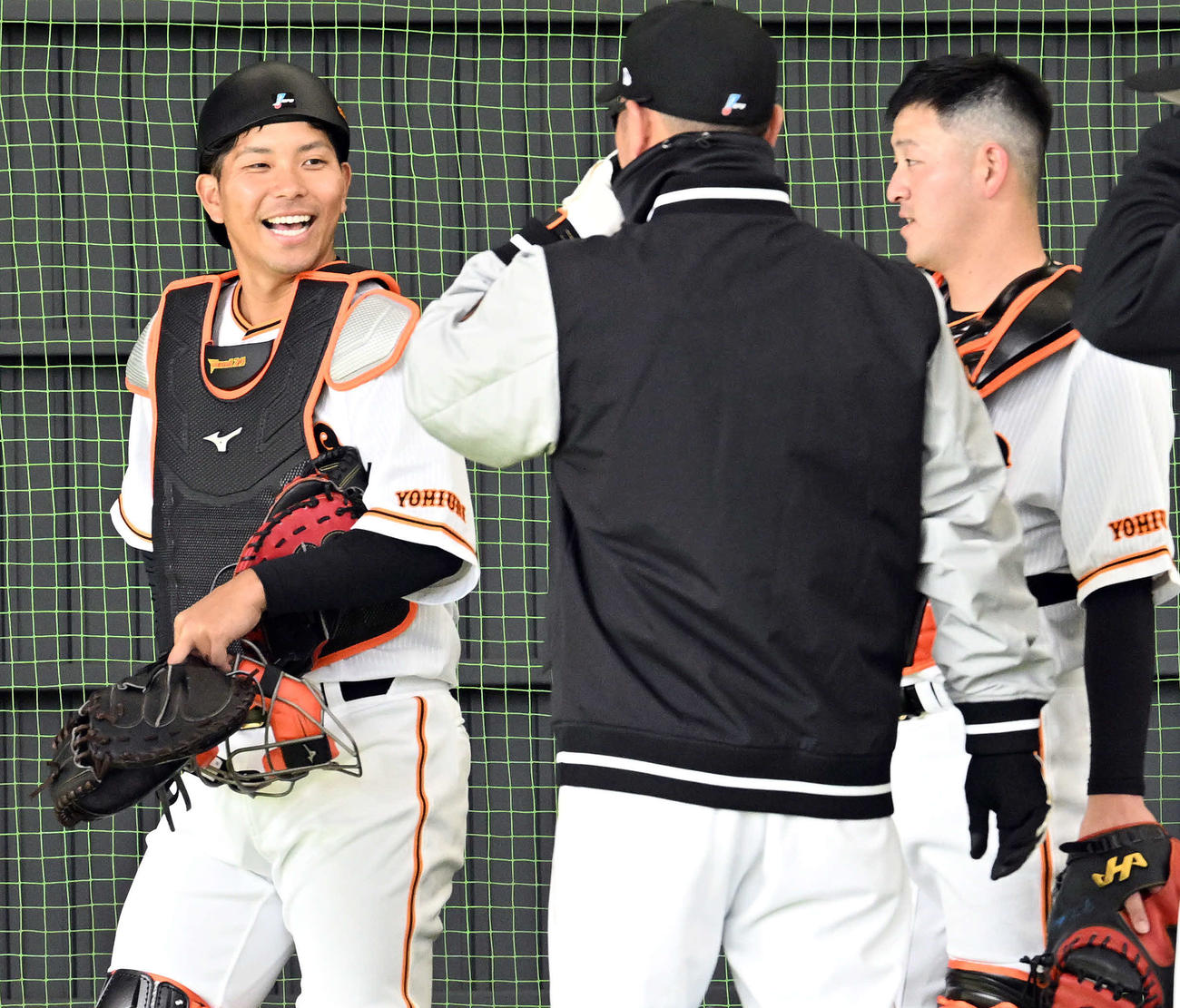 投球を受けようとブルペンを訪れるも、投手陣が引き揚げており苦笑いする巨人大城卓（左）。右は岸田（撮影・滝沢徹郎）
