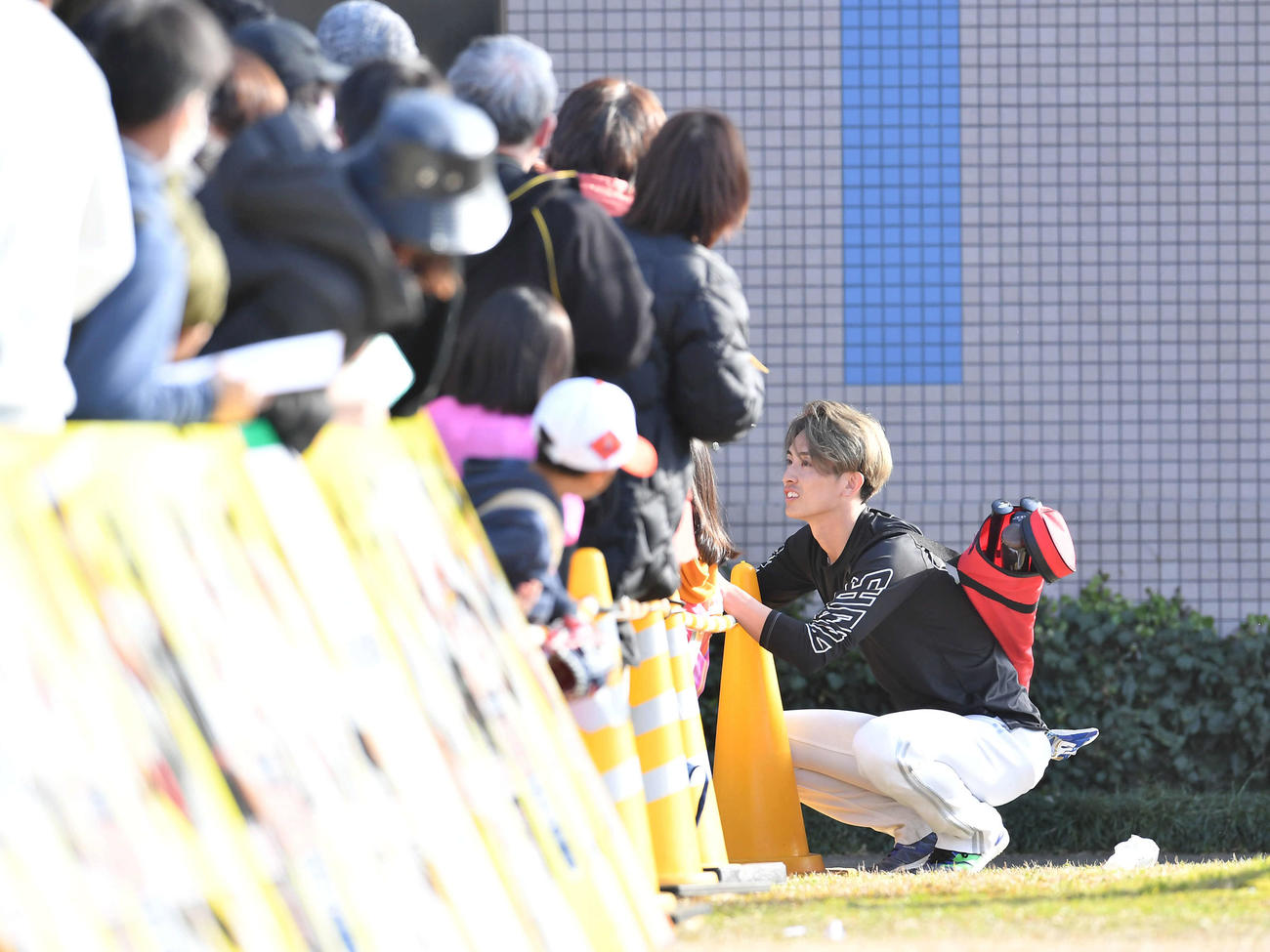 ソフトバンク周東（右）のサインを求めて長蛇の列をつくるファン（撮影・岩下翔太）