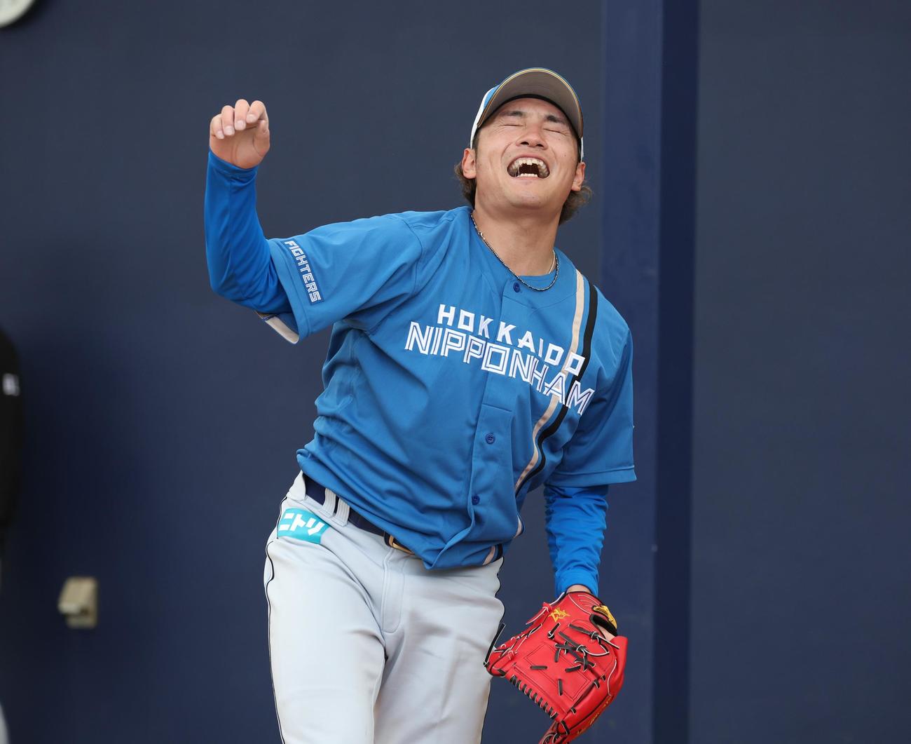 ブルペンで投げ損じ苦笑いの日本ハム伊藤（撮影・黒川智章）