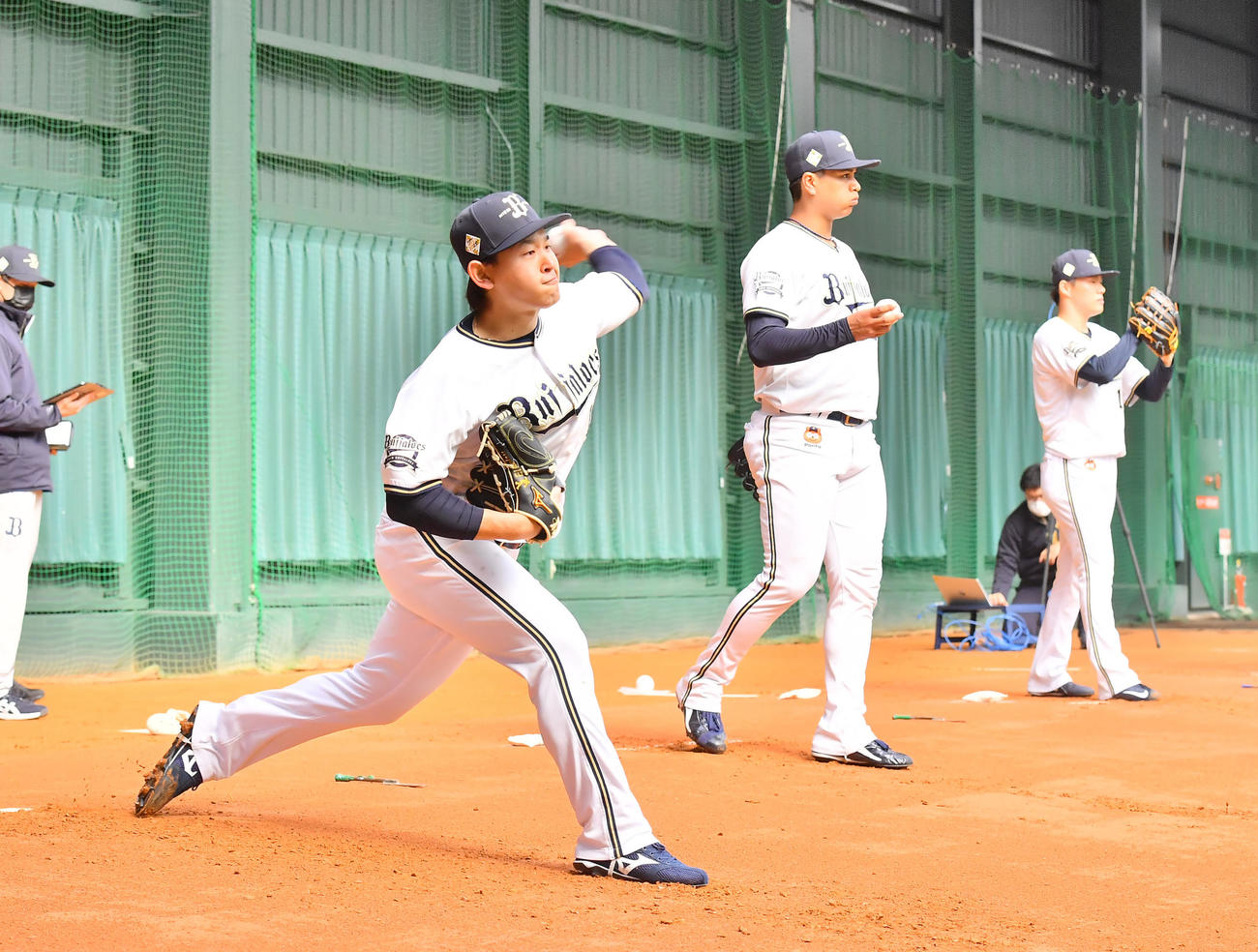 WBCに出場する3人がそろい踏み。ブルペンに入り投げ込むオリックスの、左から宮城、宇田川、山本（撮影・和賀正仁）