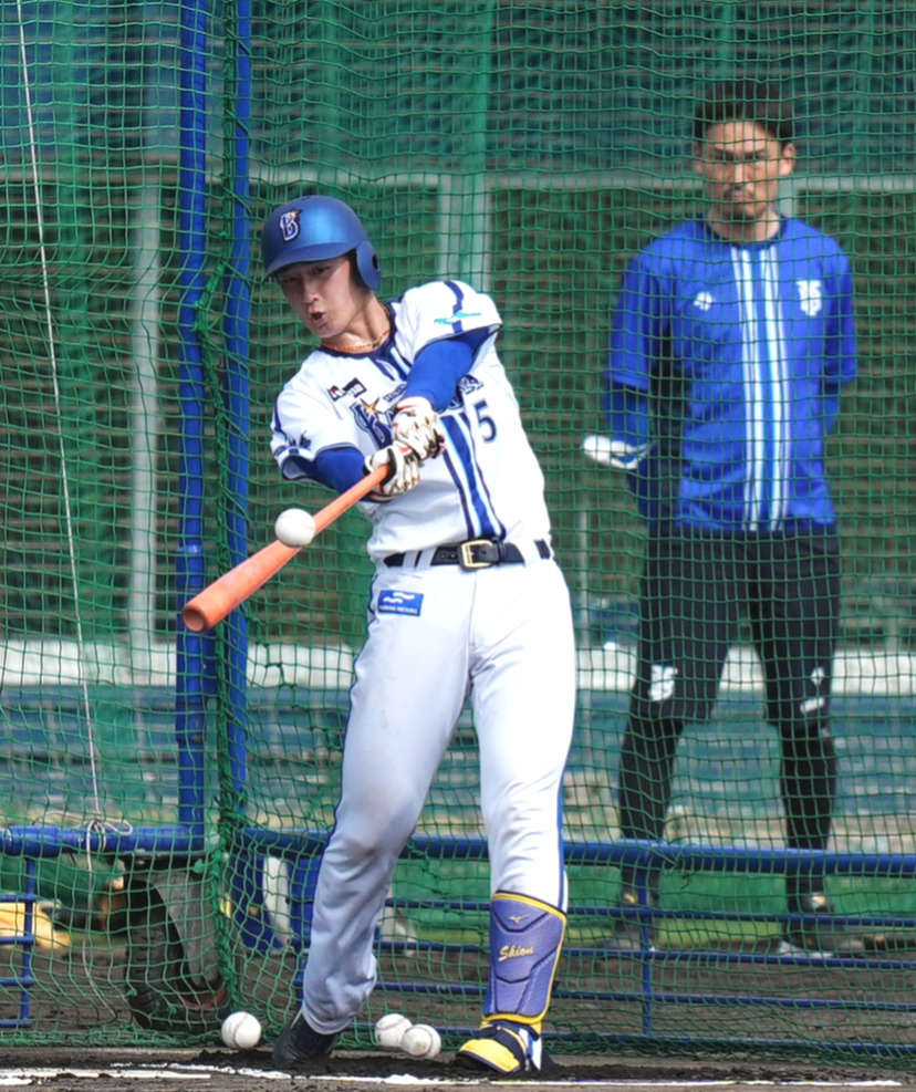 ランチ特打をするDeNA松尾（撮影・横山健太）
