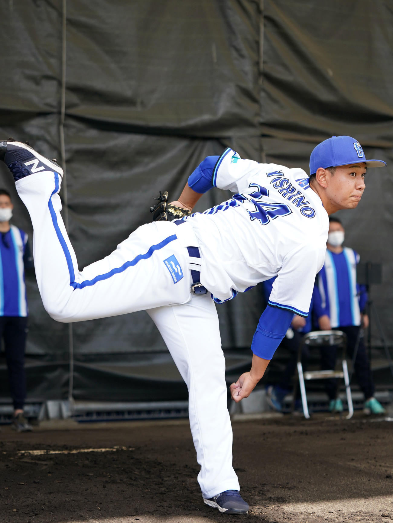 ブルペンで投球練習をするDeNA吉野（撮影・横山健太）