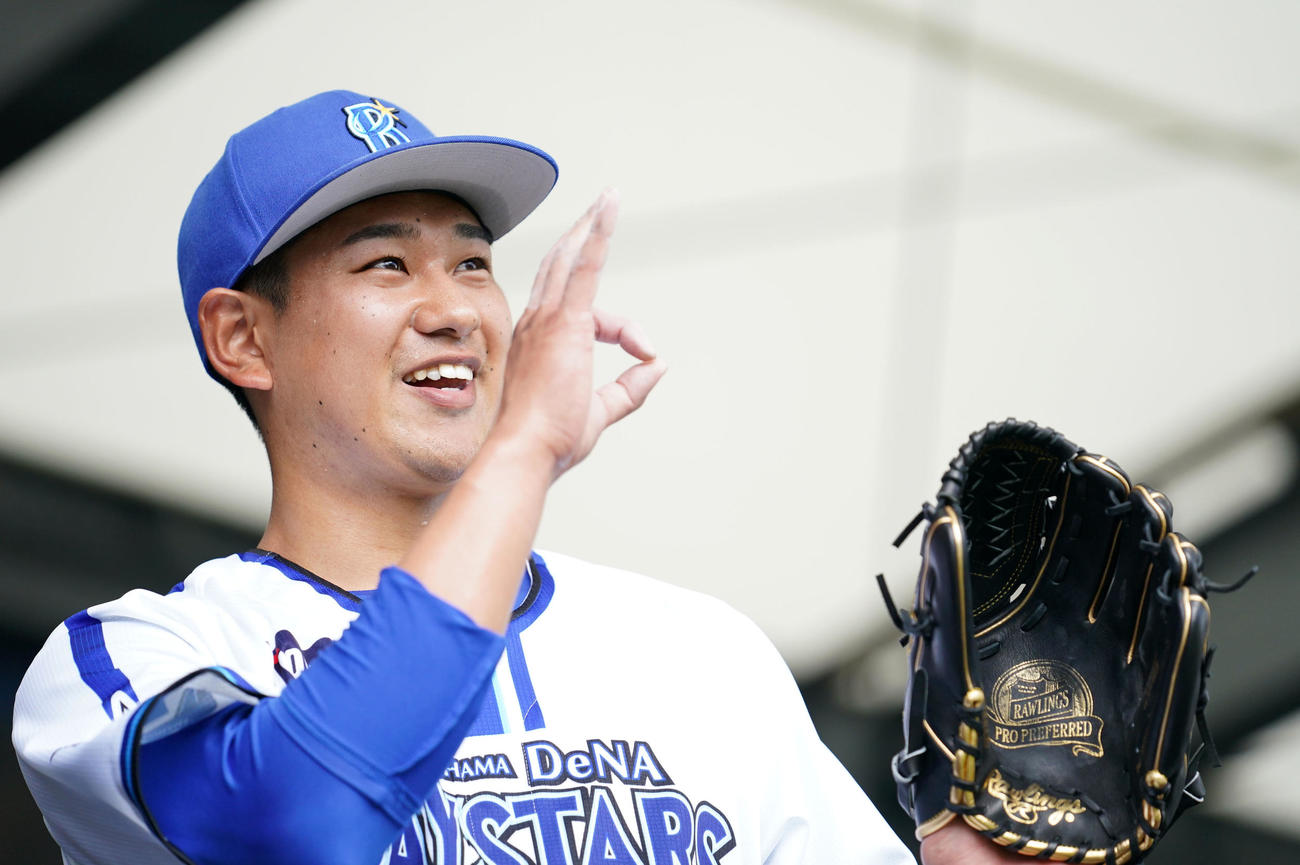 ブルペンでの投球練習で良いコースにストライクが入り笑顔を見せるDeNA吉野（撮影・横山健太）