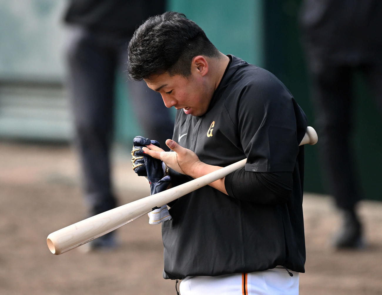 指を気にする巨人ドラフト1位浅野（撮影・滝沢徹郎）