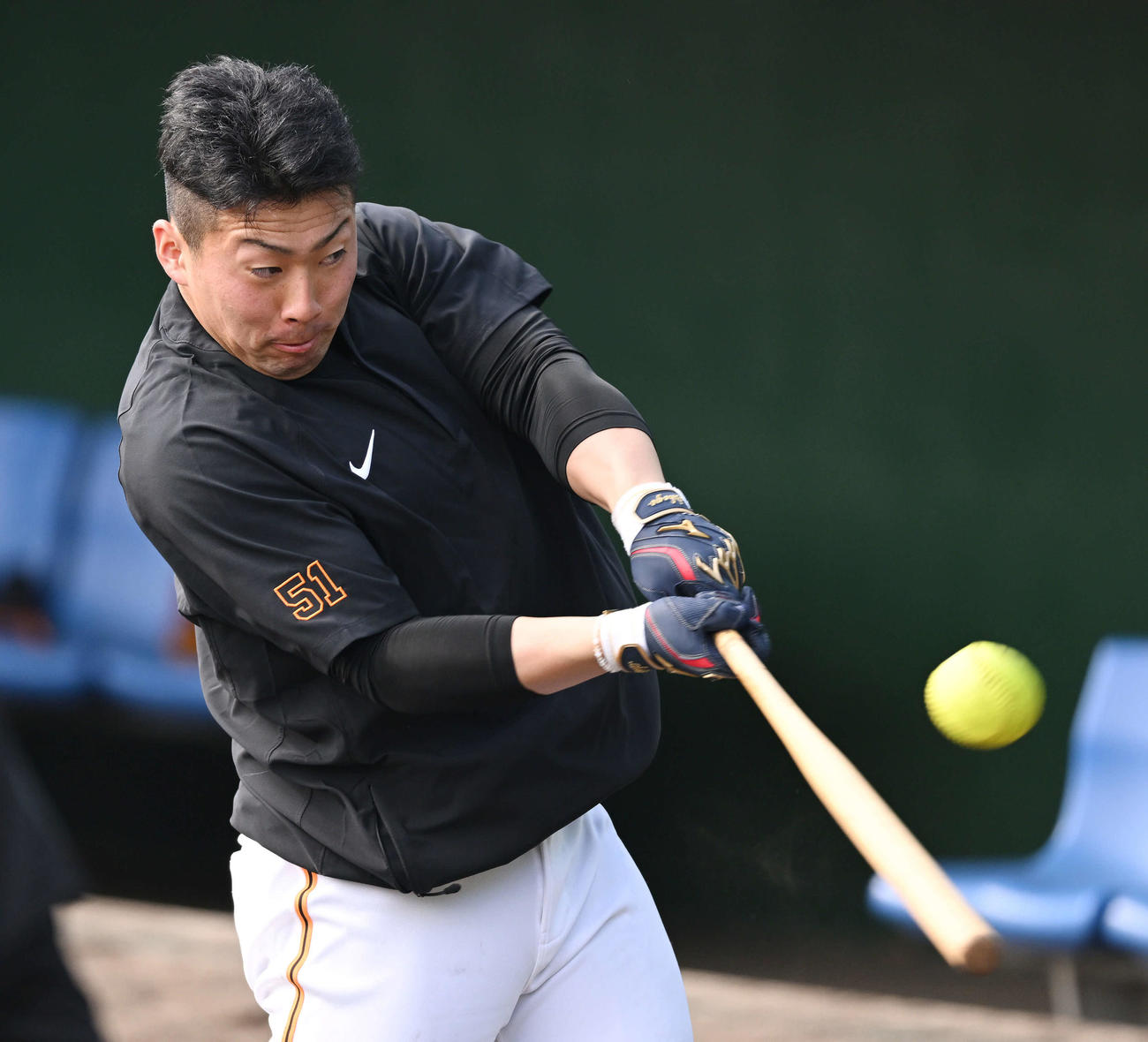 ソフトボールを使って打撃練習する巨人ドラフト1位浅野（撮影・滝沢徹郎）