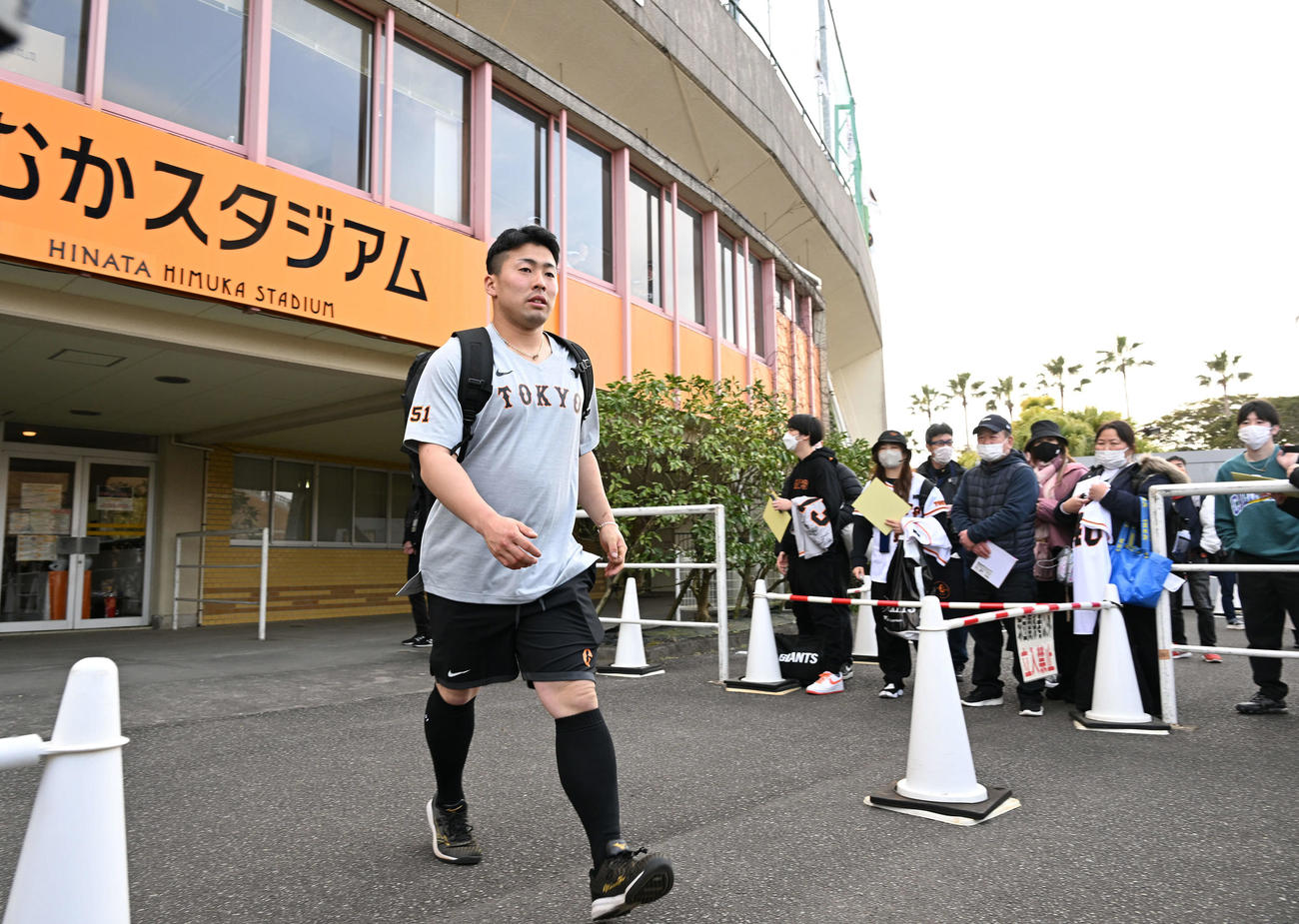 ファンに見守られ引き揚げる巨人ドラフト1位浅野（撮影・滝沢徹郎）