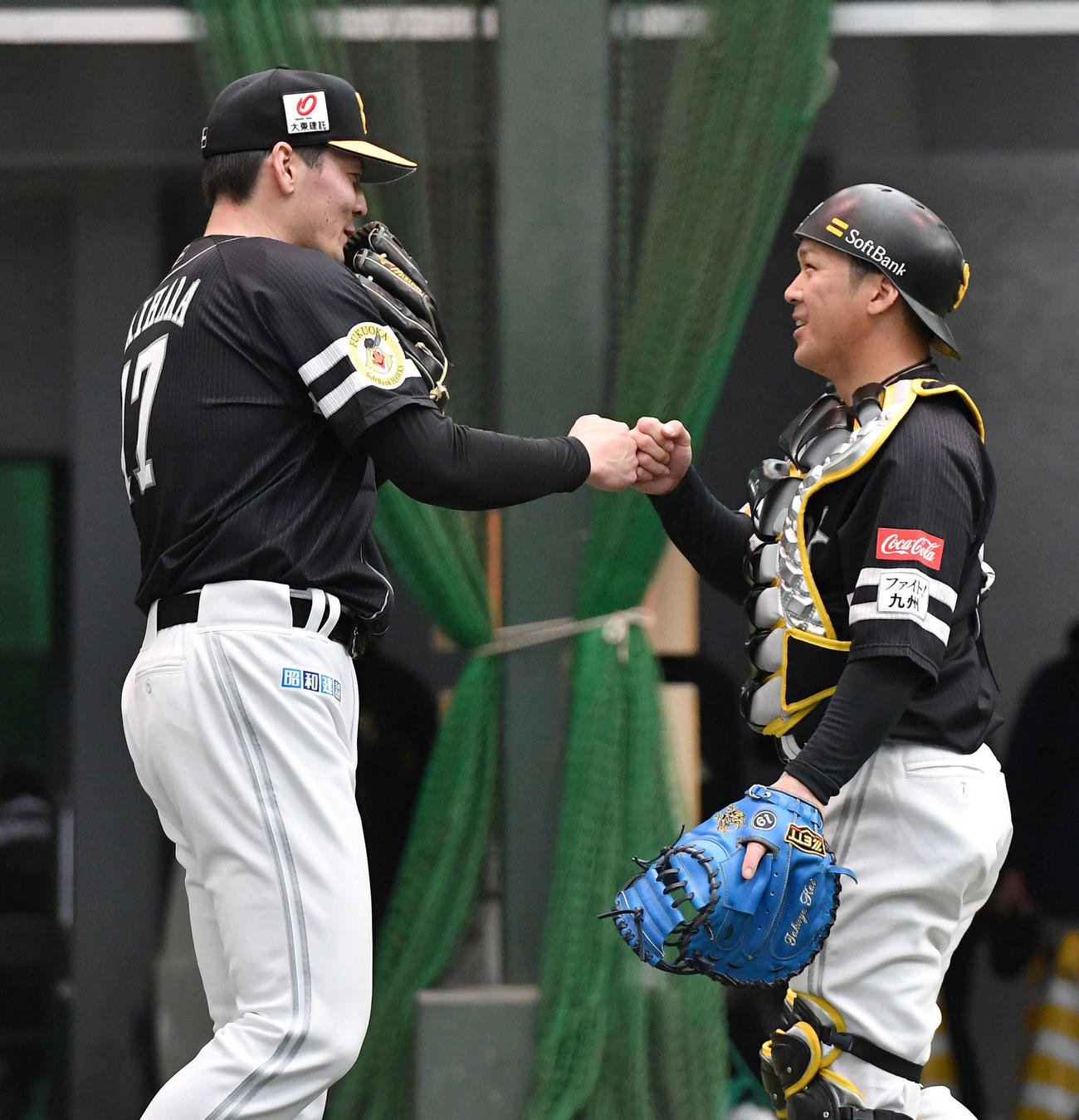 ブルペン投球を終えた有原は、受けた甲斐（右）と笑顔でグ－タッチする（撮影・岩下翔太）