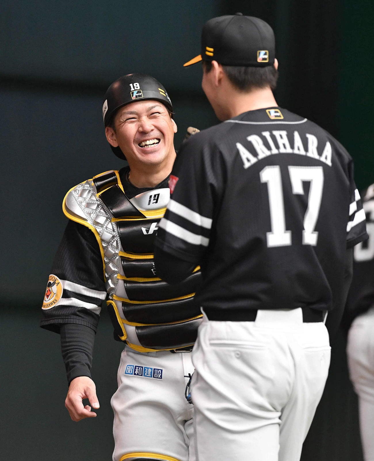 ブルペン投球を終えた有原（右）と笑顔で話す甲斐（撮影・岩下翔太）