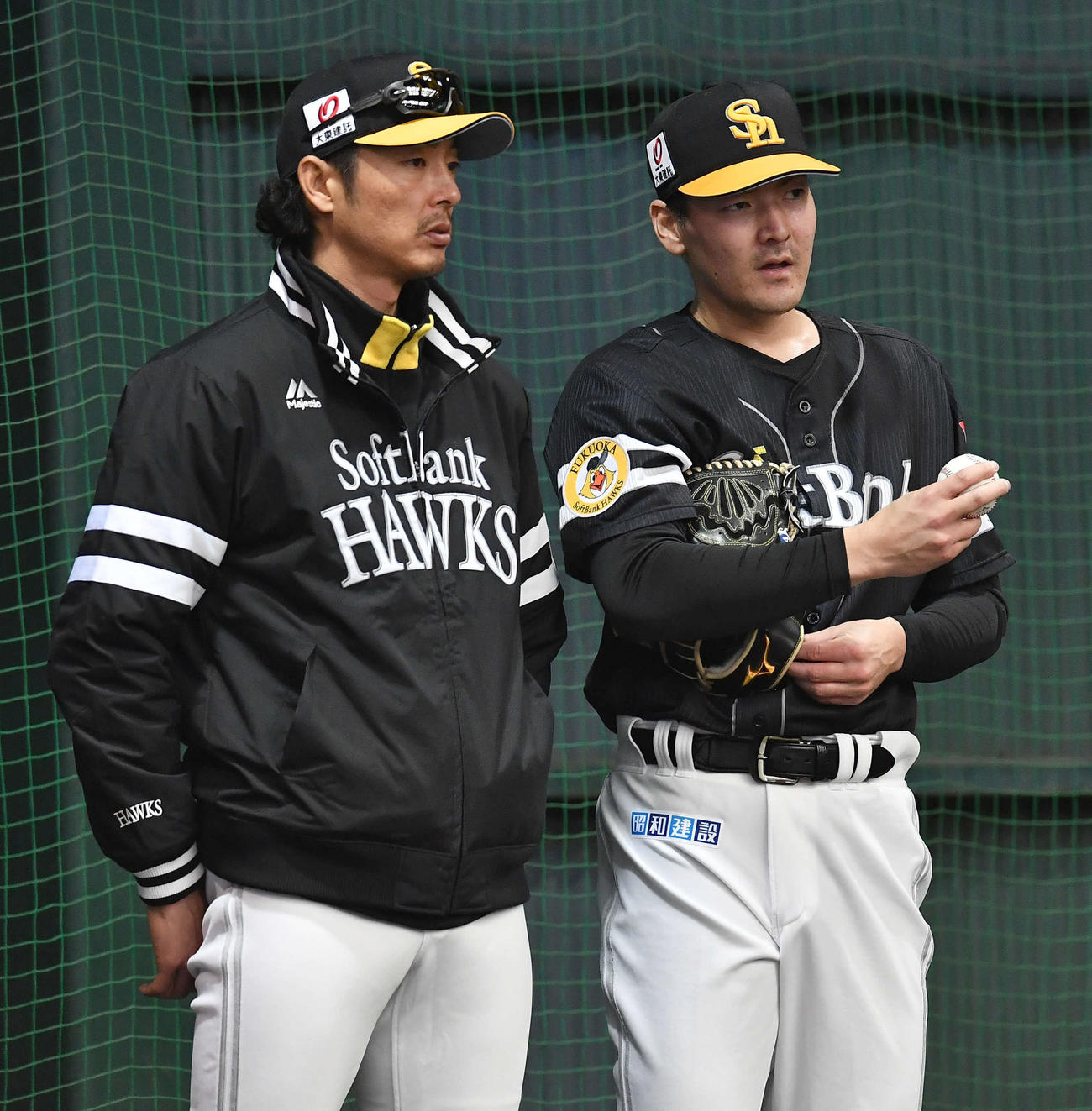 ブルペン投球を終え、斉藤和巳投手コーチ（左）と話す有原（撮影・岩下翔太）