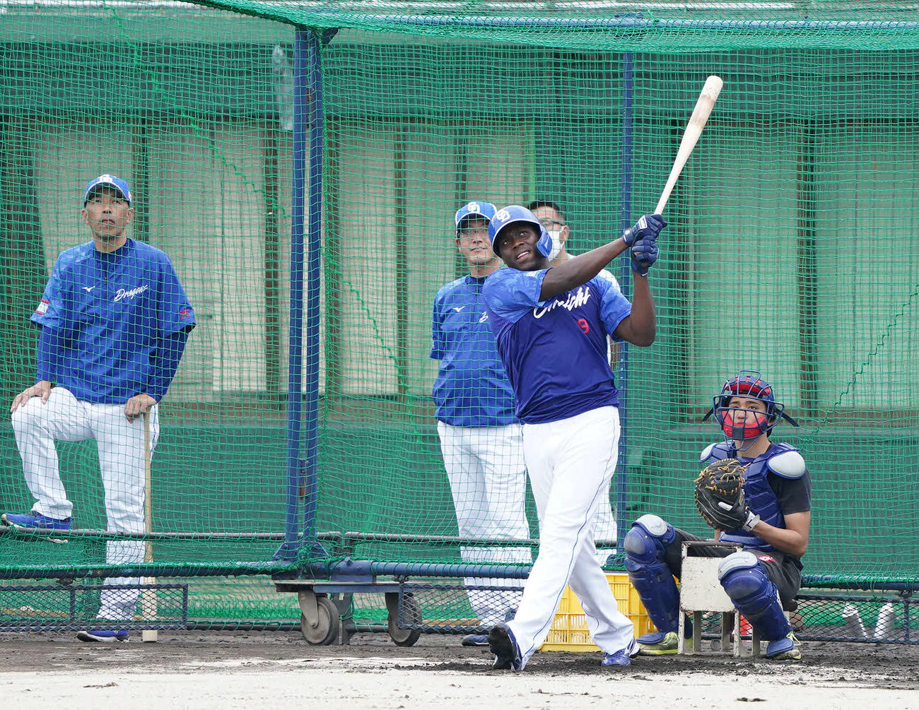 天候が回復した午後、屋外で打撃練習するアキーノ（中央）。左は和田打撃コーチ（撮影・森本幸一）