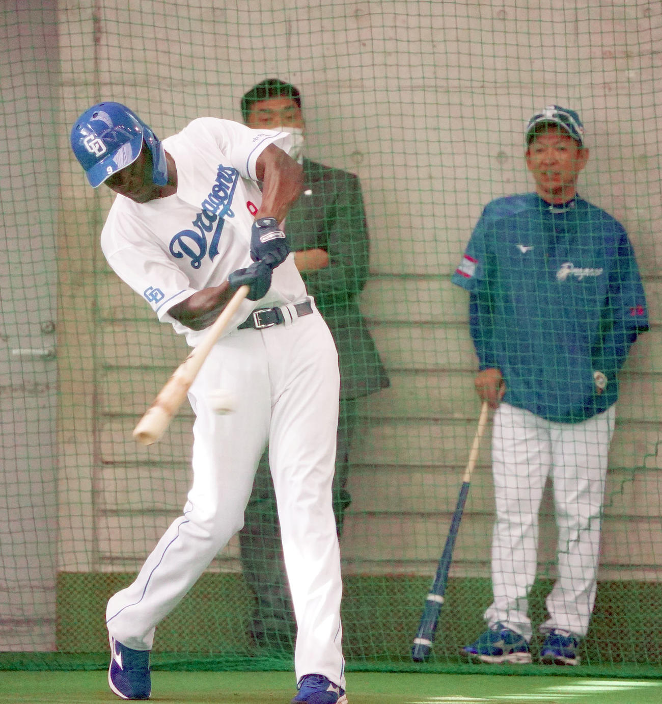 屋内練習場で打撃練習をするアキーノ（左）。右は立浪監督（撮影・森本幸一）