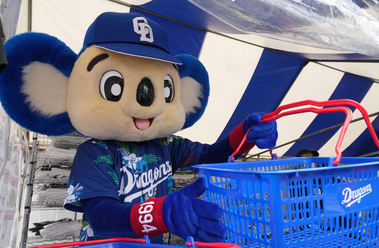 グッズ売店でお手伝いをするドアラ（撮影・森本幸一）