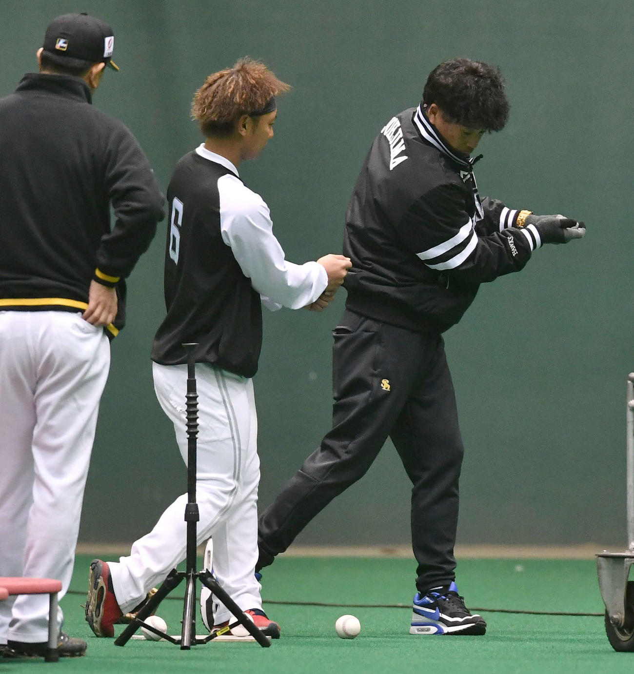 早出練習で今宮（左から2人目）に指導する城島アドバイザー（撮影・岩下翔太）
