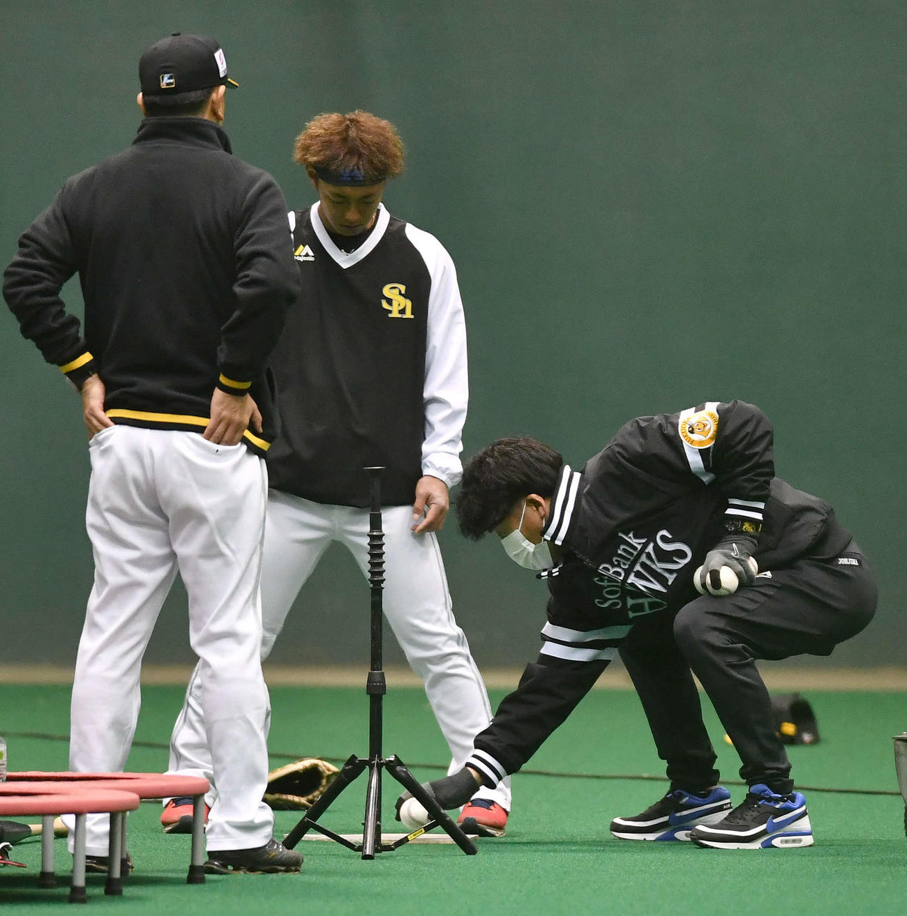 早出練習で今宮（左から2人目）に指導する城島アドバイザー（撮影・岩下翔太）