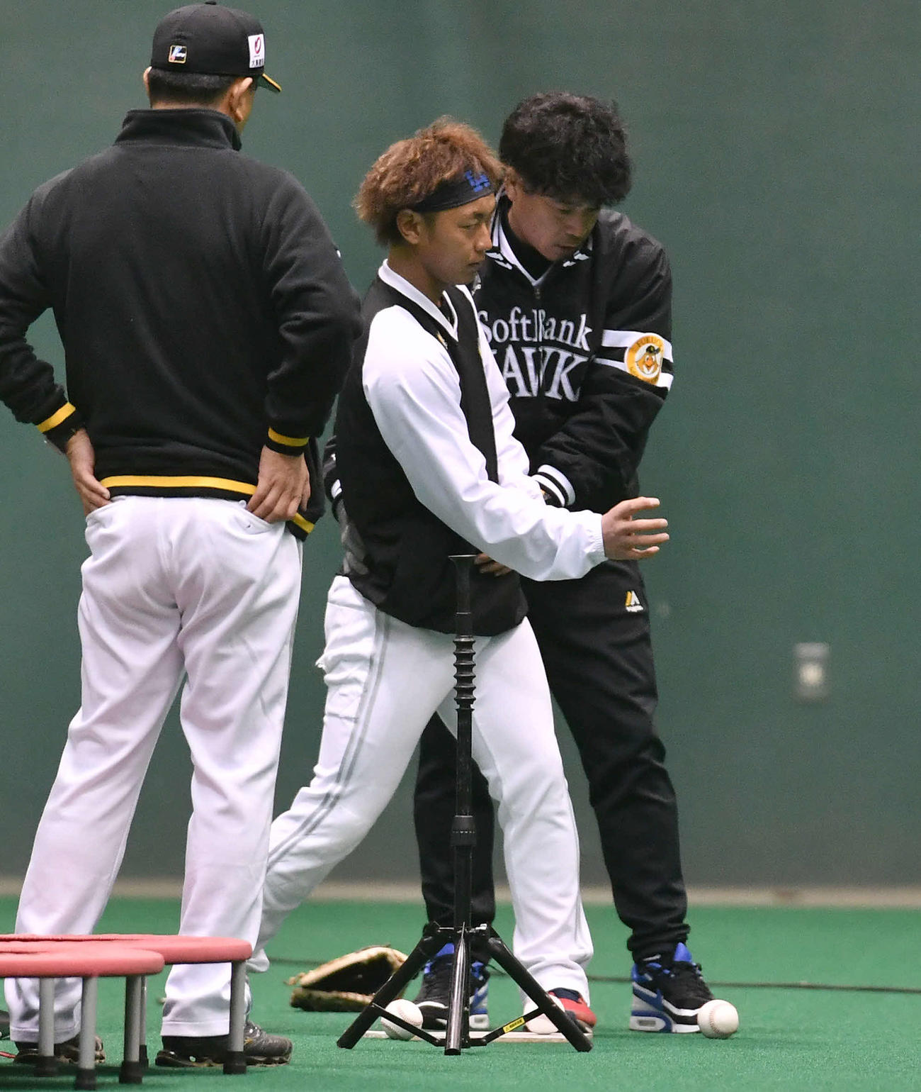 早出練習で今宮（左から2人目）に指導する城島アドバイザー（撮影・岩下翔太）