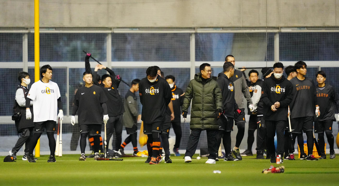 巨人1軍野手陣の早朝練習が行われた（撮影・江口和貴）