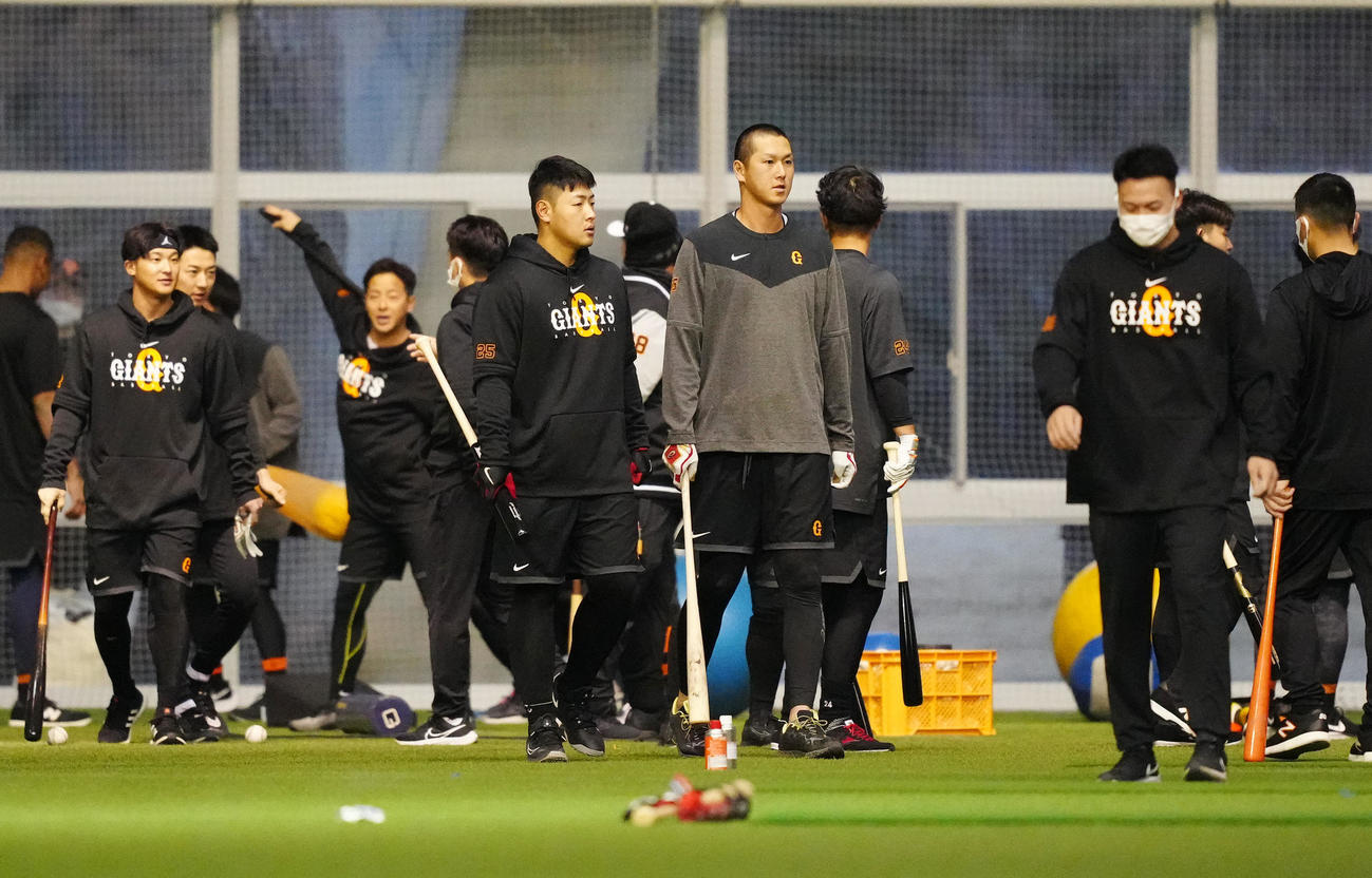 巨人1軍野手陣の早朝練習が行われた。中央左は岡本和、同右は秋広（撮影・江口和貴）