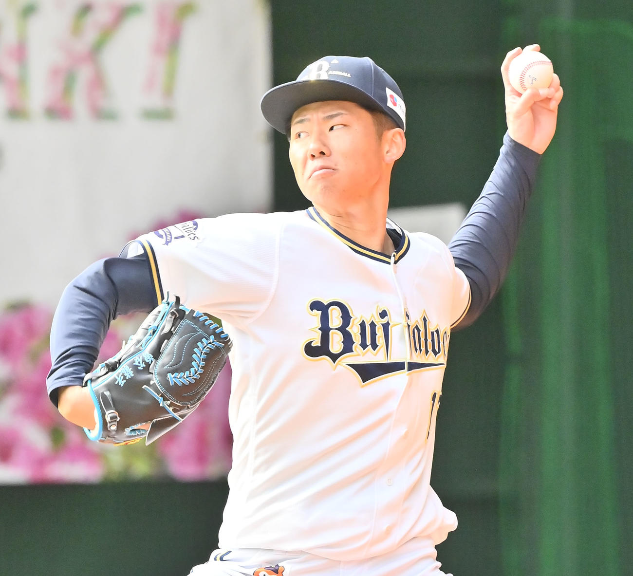 ブルペンに入り投げ込むオリックス曽谷（撮影・和賀正仁）