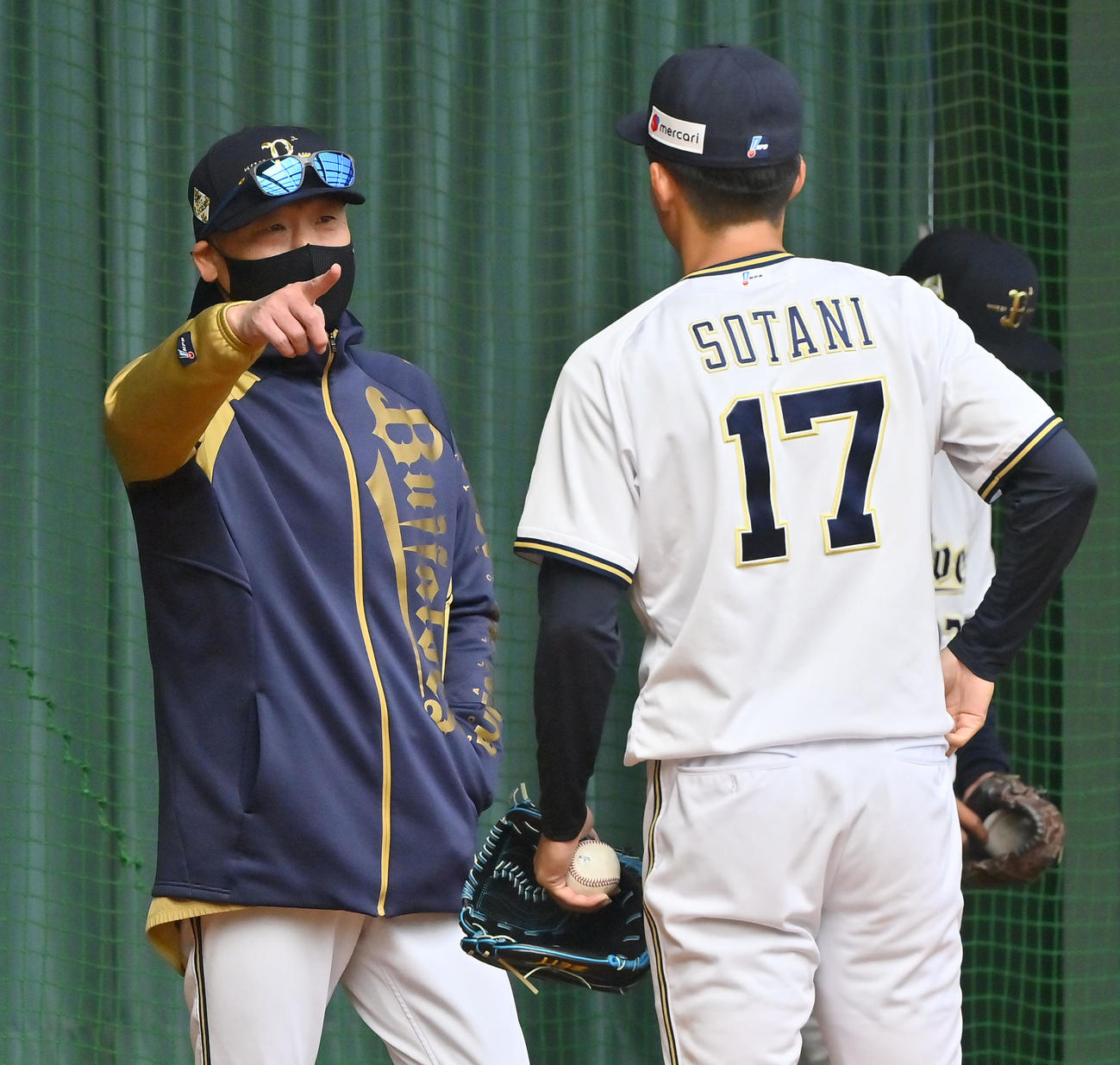 ブルペンでの投球後、中嶋監督の指導を受けるオリックス曽谷（撮影・和賀正仁）