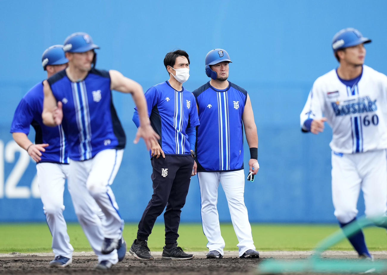 走塁指導をする片岡臨時コーチ（左から3人目）（撮影・横山健太）