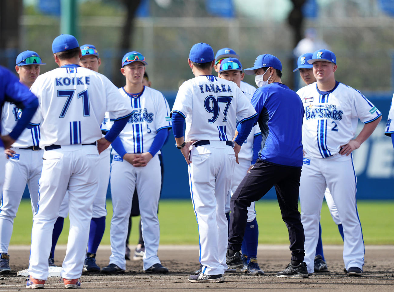 走塁指導をする片岡臨時コーチ（右から3人目）（撮影・横山健太）